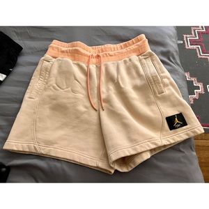 Jordan FLIGHT FLEECE SHORTS
Women – Particle Beige/Apricot Agate
